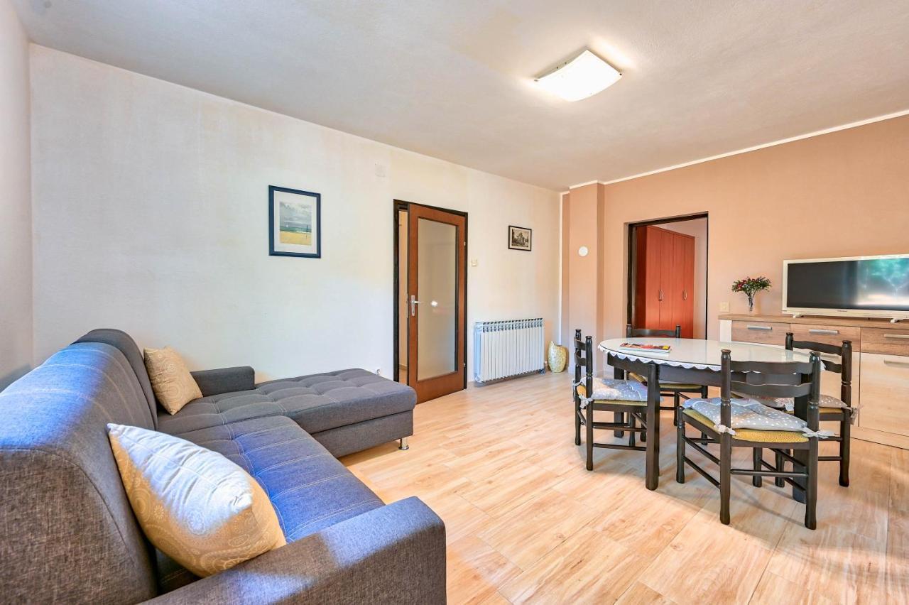 Iby Apartment Pula Bagian luar foto