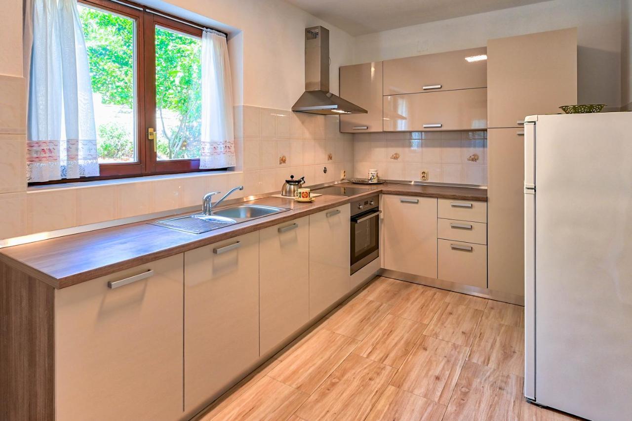 Iby Apartment Pula Bagian luar foto